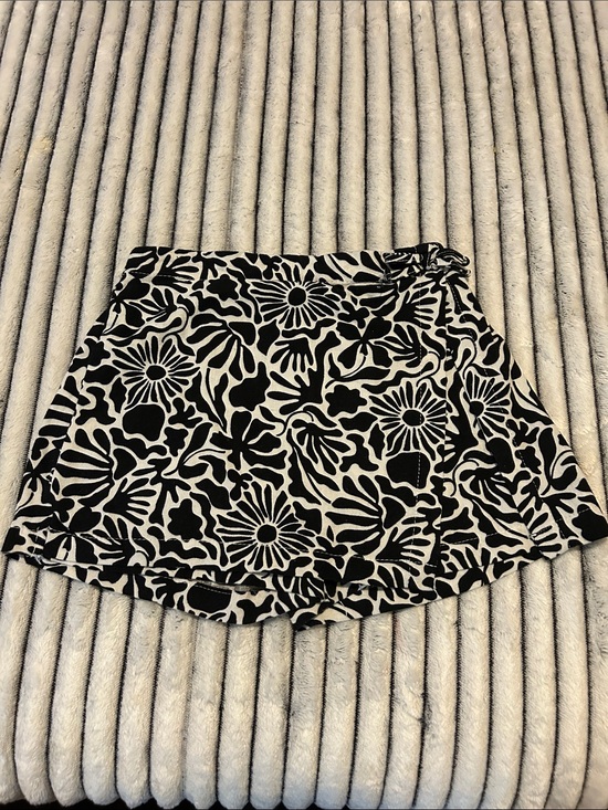 Vince Camuto Other - Vince Camuto Black and White Floral Wrap Skort